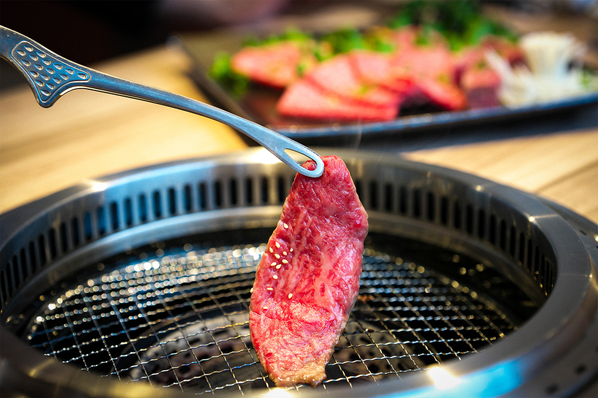 飛騨牛を焼いているところ｜焼肉