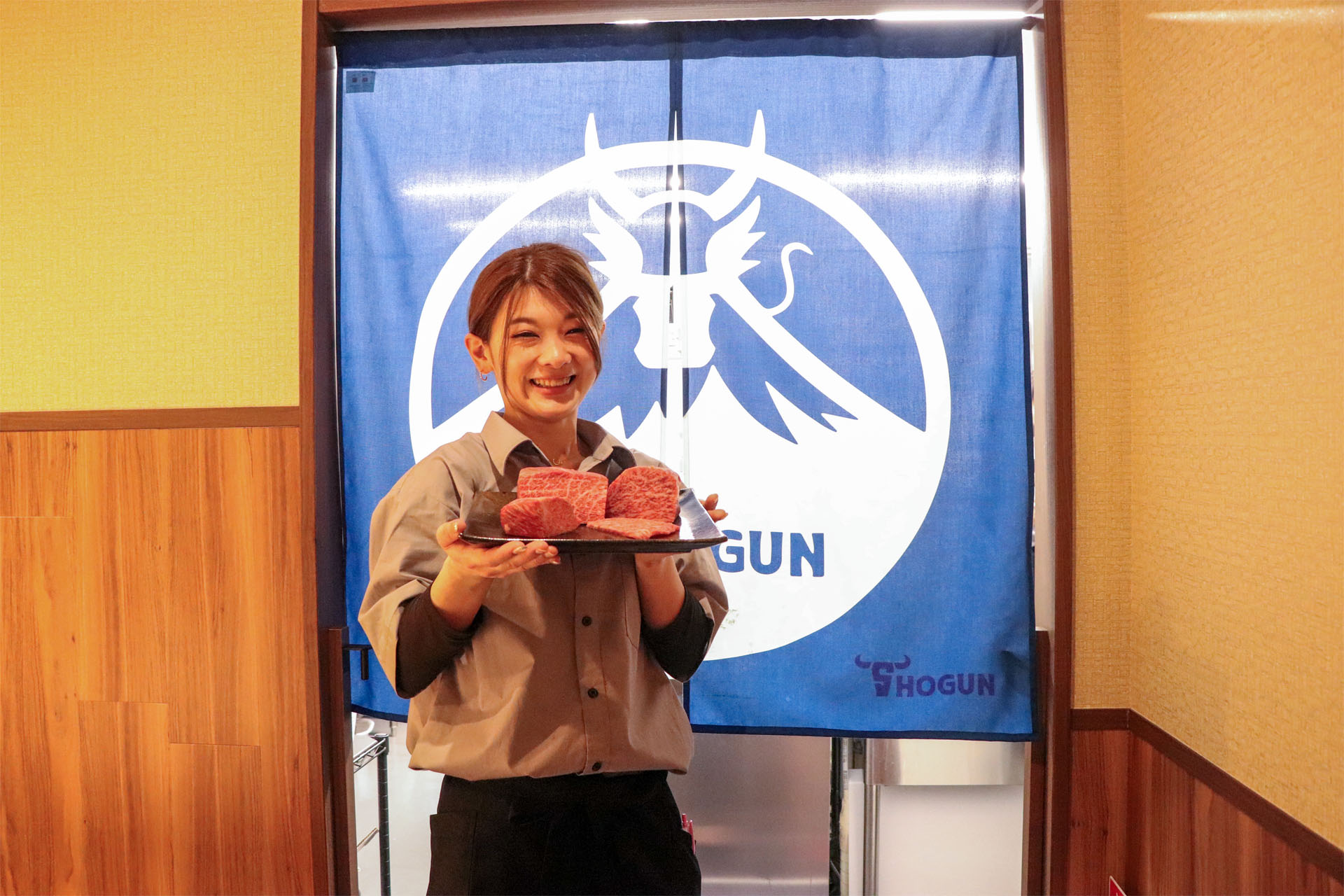 高山の飛騨牛焼肉店の和牛将軍店長、蒲生の挨拶写真